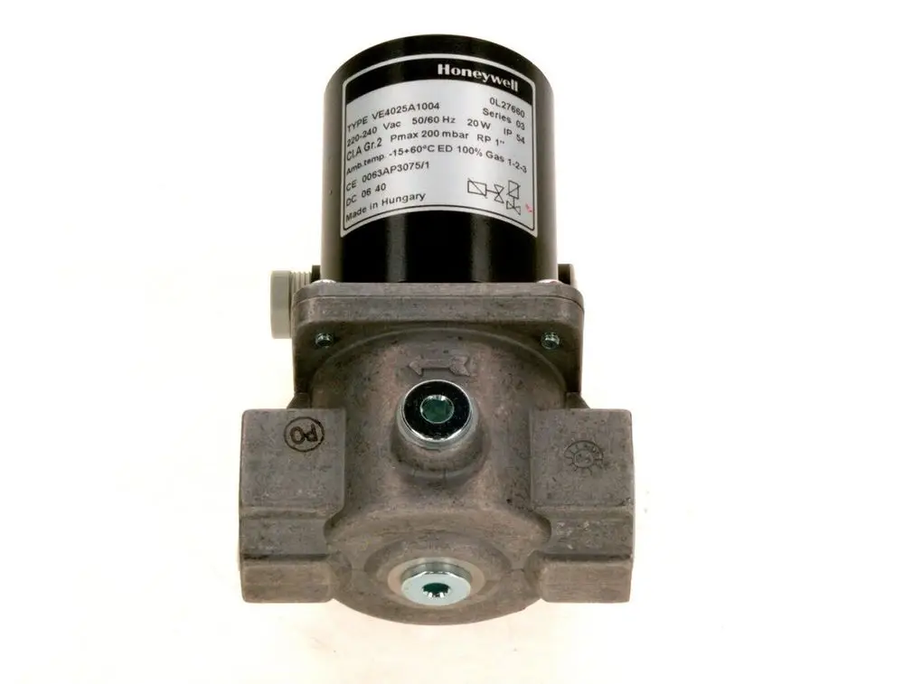 Sicherheitsventil von Bosch mit einem schwarzen Motor und grauem Gehäuse. Auf dem Gehäuse befinden sich technische Angaben und ein Hinweis auf die Herstellung in Ungarn.